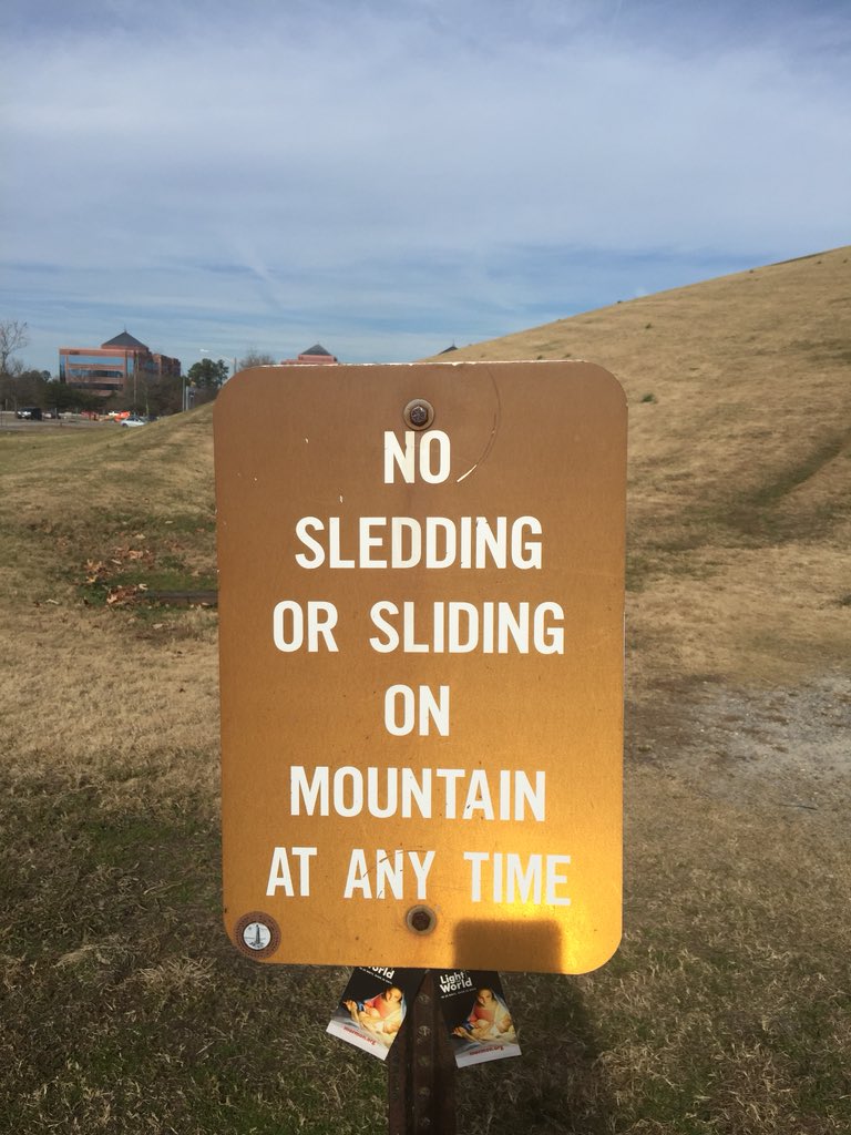 Shea_Ki's tweet image. Well, THIS is not very festive. 

#funnysigns #notsofun #whynot