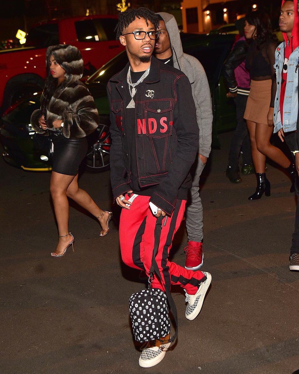 UpscaleHype's tweet photo. .@MetroBoomin wears a @Vlone jacket, @FearOfGod track pants & #FOG x @Vans with @originalfani x @xlargejp bag, & @CHANEL brooch. (📷:atlpics) #metroboomin #vlone #fearofgod #vans #originalfani #fani #xlarge #xlargejp #chanel https://t.co/550dc8YPzs