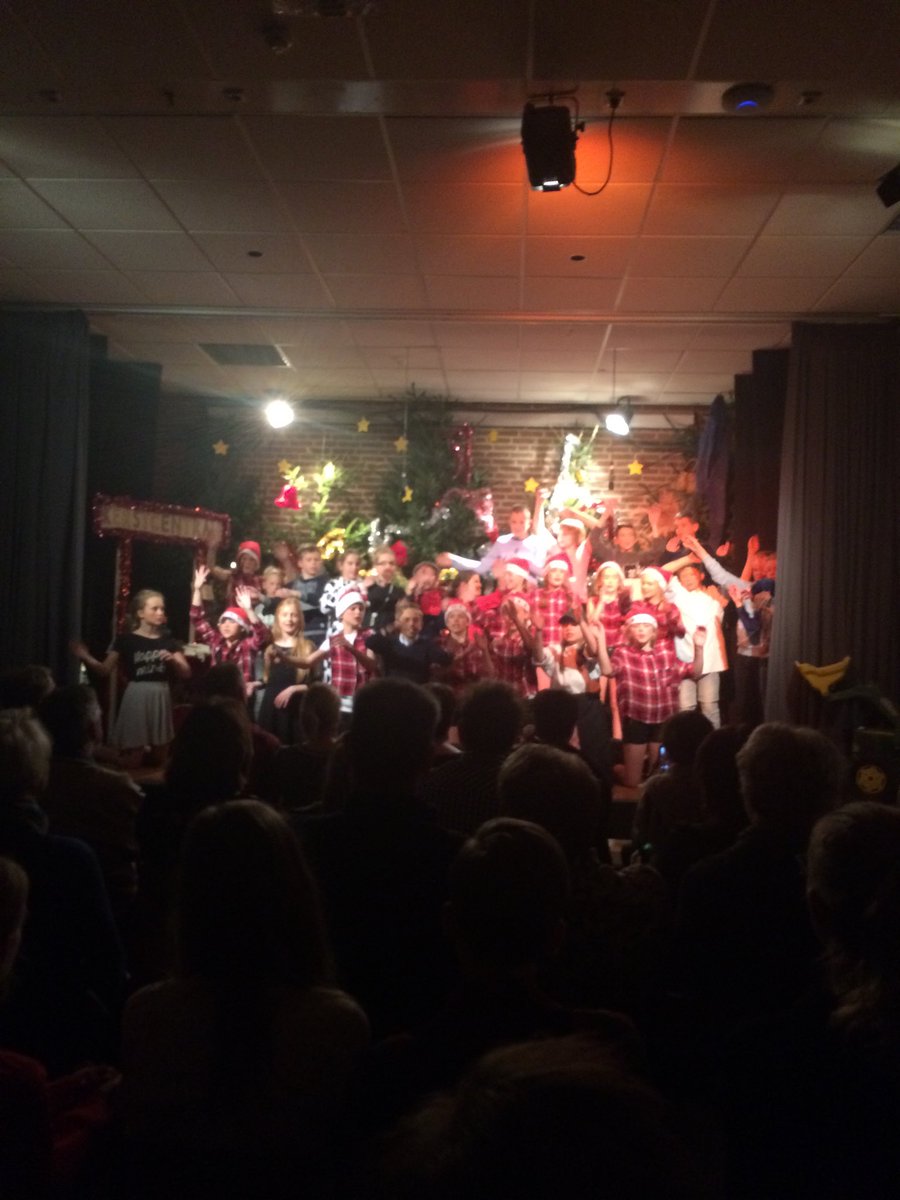 Prachtige musical van groep 7! Geweldig gedaan! Ouders bedankt voor t instuderen, schminken, de aankleding en jullie enthousiasme! #synergie