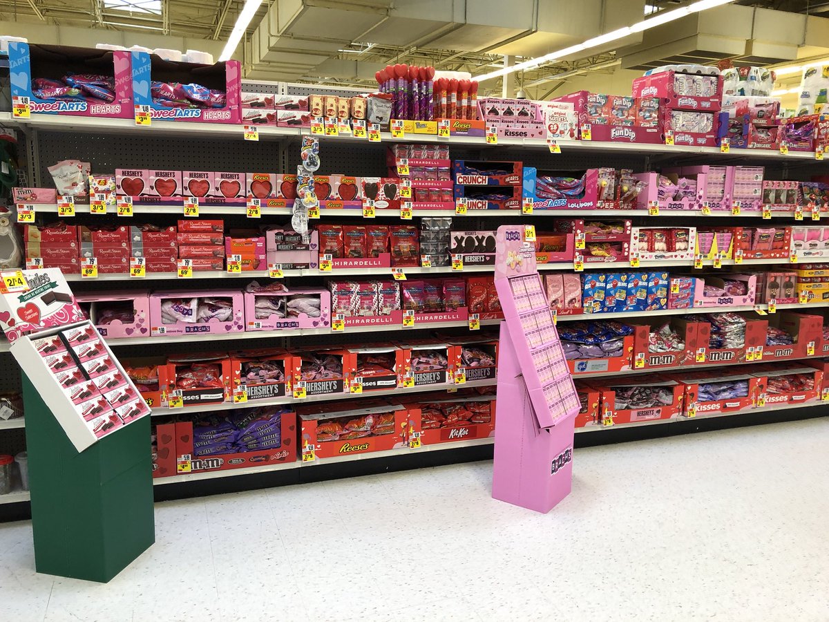 ZscottyB's tweet photo. Wait...what??? Why are stores rushing the holidays??? (*Full disclosure...I did buy a chocolate covered marshmallow heart...but only because they were out of Santas!) 🎅🏼 ❤️ 🍫 https://t.co/LlSQfshlPi
