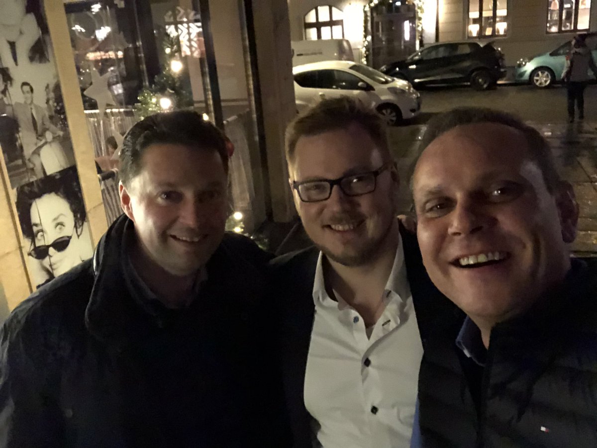 MaddlSchnell's tweet photo. Geselliges ausklingen 2017 #ingrammicrode #dellemc #DellEMCWorld #dellemcpartner @DinkoEror @maurice_ca @Phillip_Stein @RobbyGruettner #megadeal @Chris85920361 #cancom #softed https://t.co/tlJVfhaSYC