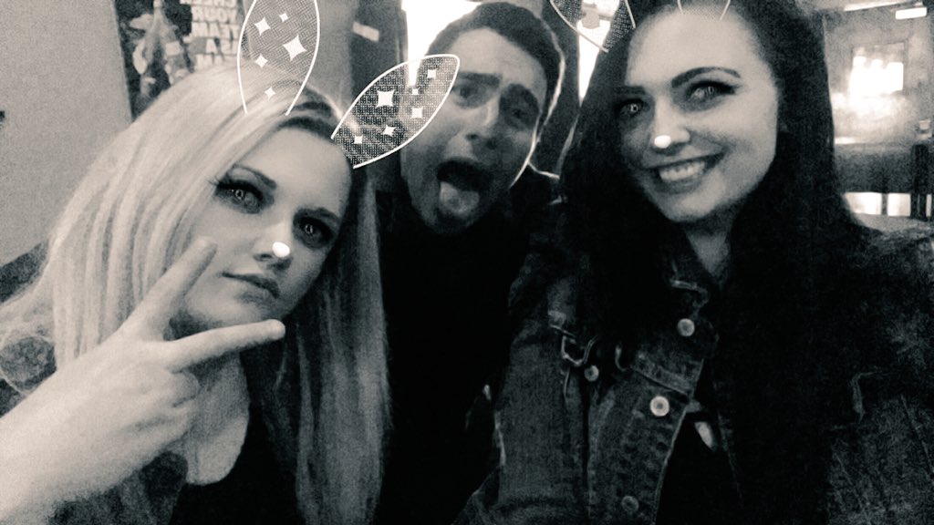 AllenBritni's tweet photo. Throwback ✌🏻
#beazy
#foxymoxy
#hottie https://t.co/yxmzPdXGUX