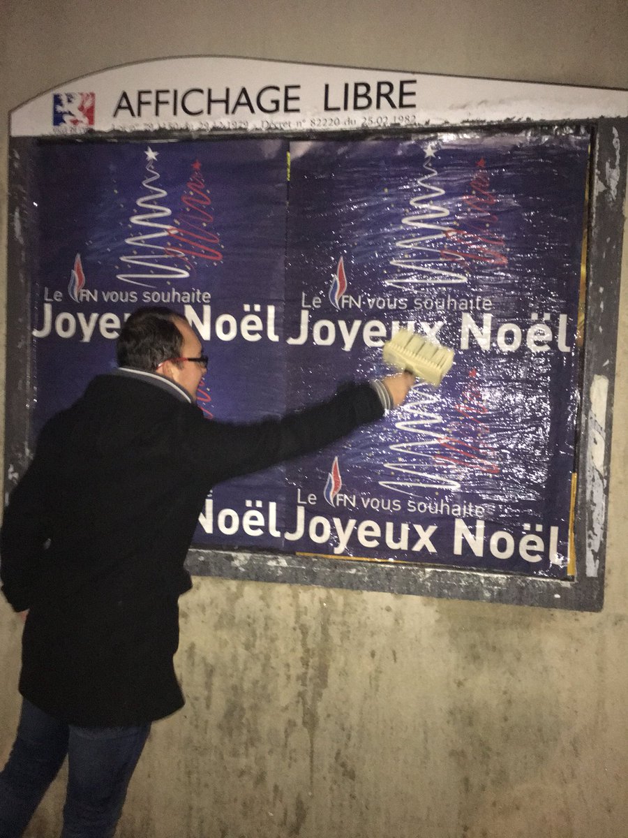 Nous continuons à coller sur #Lyon pour défendre notre drapeau 🇫🇷 et nous vous souhaitons un #JoyeuxNoël ! #TouchePasAMonDrapeau @FN69_officiel