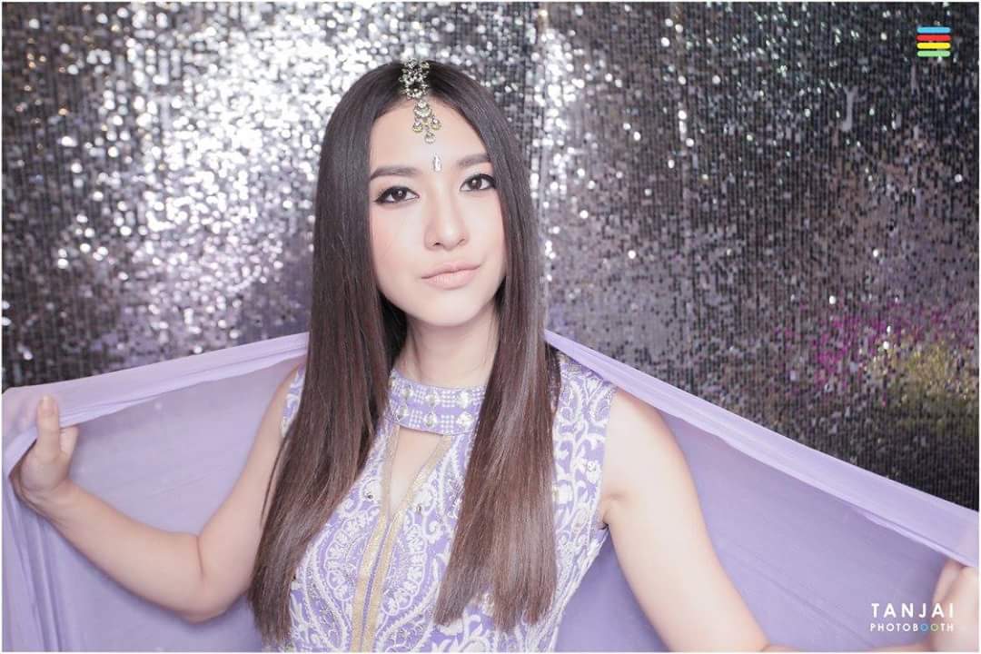 MewnitthafcO's tweet photo. #มิวนิษฐา สาวตาคมในชุดจินนี่ จากงาน #gdhletsgointer2018 เอามาฝากเเฟนๆจ้าา 

ขอบคุณ📸 @gdh559 🙏

#ชุดนี้มงไม่ลงจะงงมาก #gdhnewyearparty2018 #gdh559 #mewnittha #mewnitthafanclub_official https://t.co/juIrsohuhW