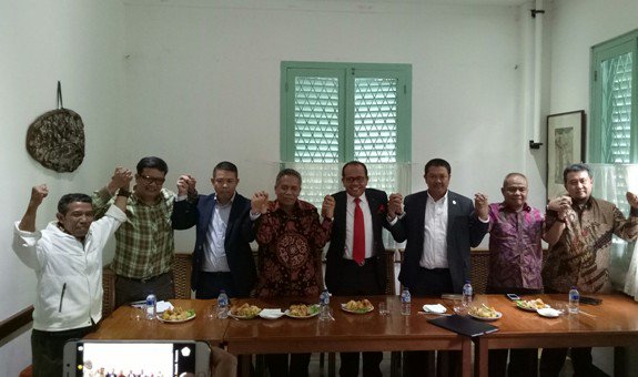 HukumOnline's tweet photo. Tanda-Tanda Rekonsiliasi? Advokat Lintas Organisasi Bikin Deklarasi dan Bentuk Dewan Kehormatan Bersama https://t.co/m70Nt6Pc7v https://t.co/nLTbH80JfH