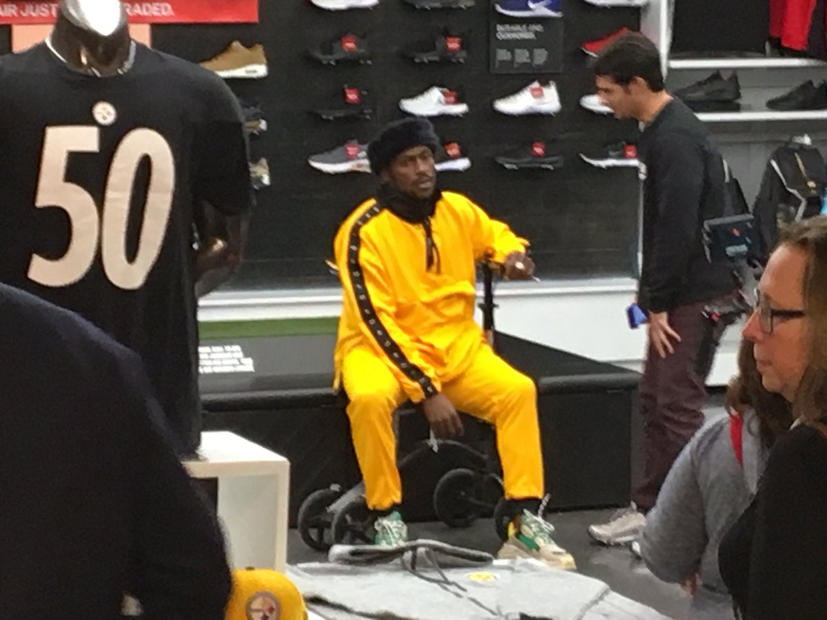 astockeyWTAE's tweet photo. .@ab84 ... injury and all ... hosting shopping night at @champssports at Ross Park Mall for 84 students from Holy Family Academy #WTAE https://t.co/WnxyJOmfmG