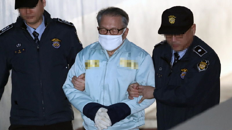 #김기춘 전 대통령 비서실장이 어제 #재판 에서 병석에 누워있는 #아들 을 언급하며 #선처 를 #호소 했습니다. ▶ n.sbs.co.kr/2kMHbRu