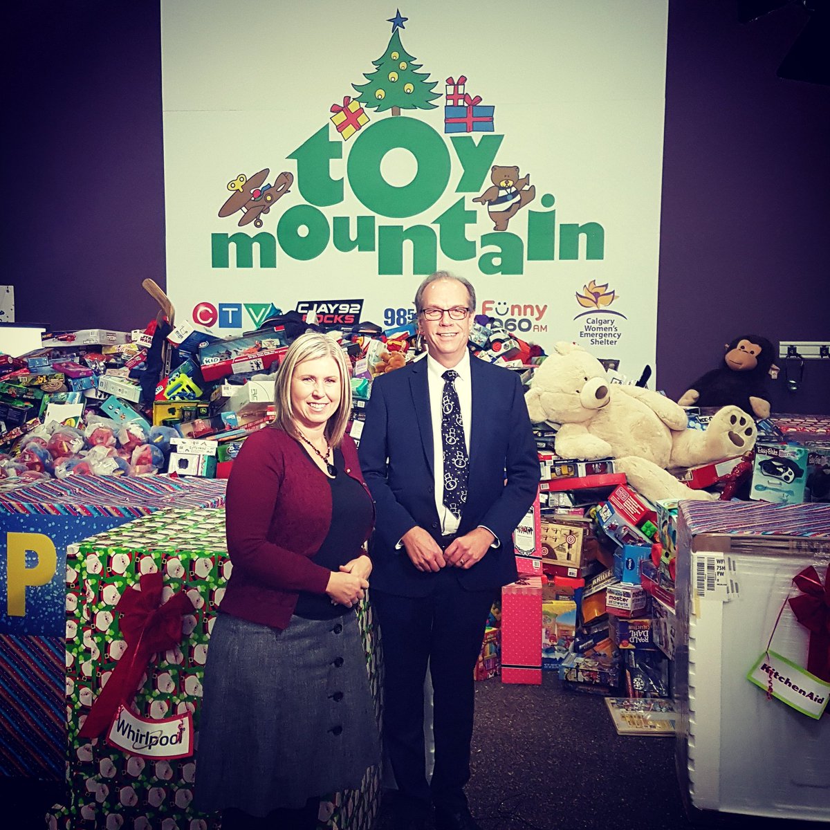 End_Abuse's tweet photo. Our ED @kimruse with @CTVCalgary David Spence chatting about #toymountain2017 and how it helps our clients #traildropzone @Trail_ABSK https://t.co/jhUP3LjYlX