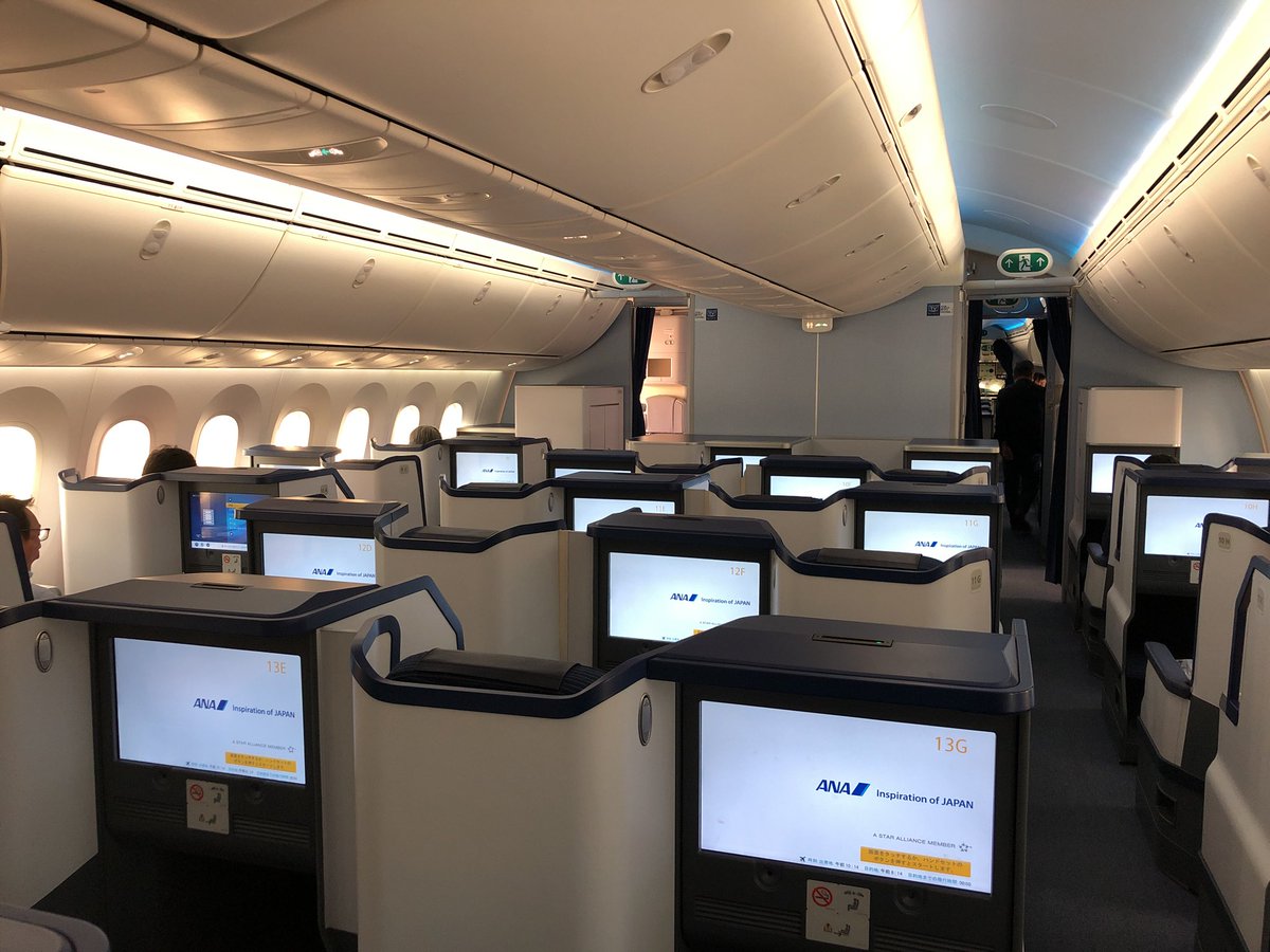 Momo Di Twitter 羽田空港発 ジャカルタ行きana航空便一部は 搭乗口から飛行機までバス移動 乗合バスになる為 ダイアモンドメンバー優先搭乗の意味はあまりない しかし今日は以前一緒だったエコノミークラスと別々のバスに分けられた 少し業務改善されていた