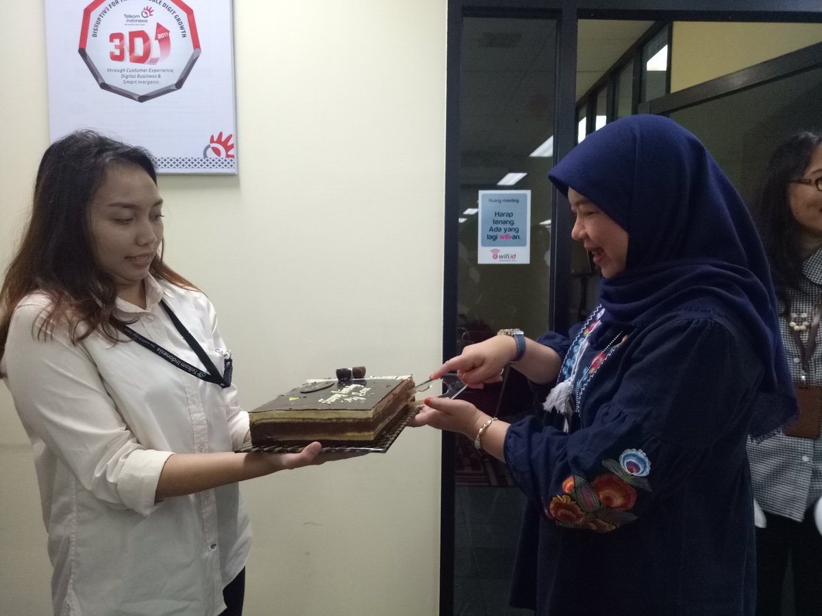 FijrahFijrah's tweet photo. Happy Birthday Ibu Managerku yang terhits, tercantique, syahrini wannabe.
Panjang umur sehat selalu Ibu.
Tetep target tercapai ya Ibu hihi 💕💕💕 https://t.co/DhpxQldCvQ