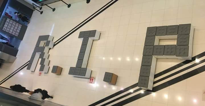 OhYangMinn's tweet photo. [Info] 171219 Asientos en el SMTOWN COEX deseando a #Jonghyun que descanse en paz

Cr.: taemmm0718
#RosesForJonghyun #StayStrongShawols #SHINee https://t.co/YdeQvJZTbo