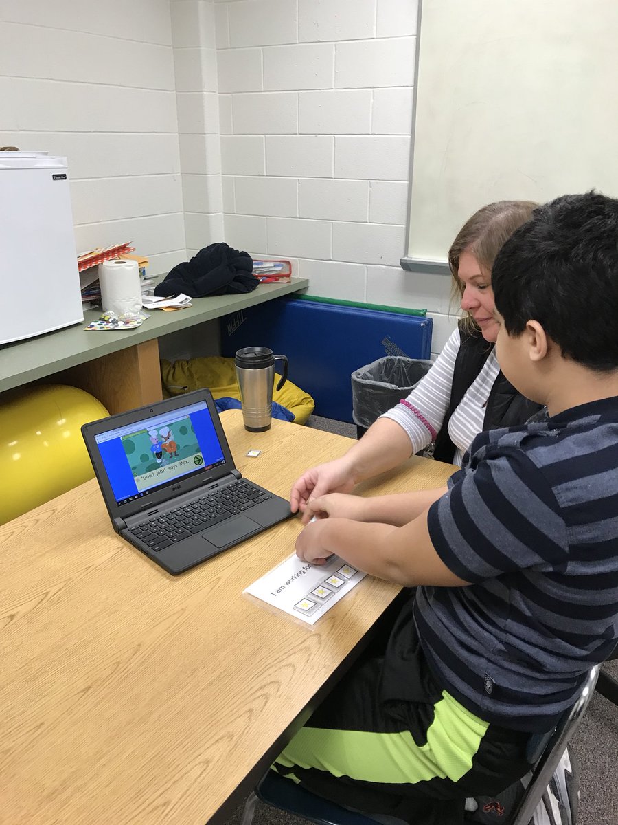 cmsreach's tweet photo. Reading with technology @cms_grizzlies #cmsreach https://t.co/z1vO34z6YG
