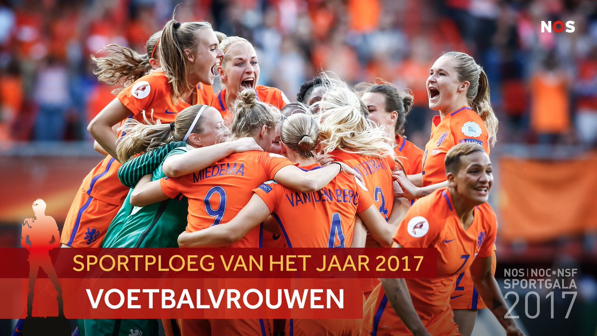 NOSsport's tweet photo. De lach hoeft voorlopig niet meer van hun gezicht: de Nederlandse voetbalsters, die dit jaar de Europese titel veroverden, zijn uitgeroepen tot Sportploeg van het Jaar 2017. https://t.co/6ShdQewq16 https://t.co/xE4aad8ybw