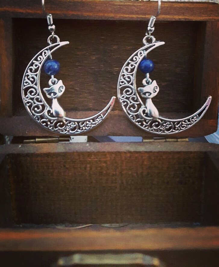 Artefata_path's tweet photo. Moon cat earrings in iron withouth nickel and lapis Stones. 
#worldofartists #CatsOfTwitter #cat #Moon #Moonlight #earrings #fantasy #fantasyart #witch #magic #Enchant https://t.co/X4WyX7tpMN