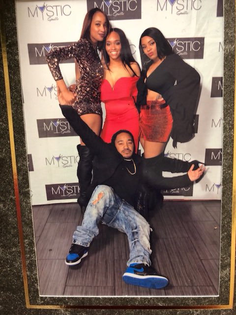 BigHomie_Weezy's tweet photo. @AknyiaDejuan @KobeYe_Kells #FamilyAffair #Kuzzos idk Mariah @ name https://t.co/PbS76jp37P