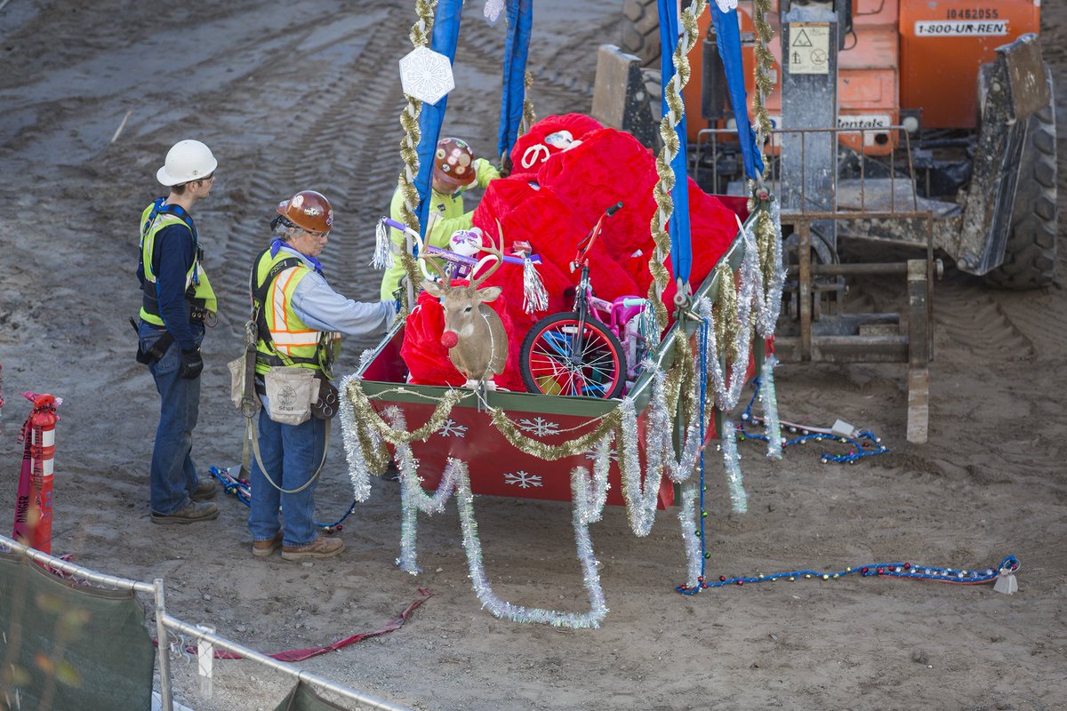 allchildrens's tweet photo. Oh, what fun! To our patients' delight, our friends at @SkanskaUSA used a donated crane to transport a sleigh full of presents from their construction site to our balcony this afternoon! https://t.co/T0FekaE7mm