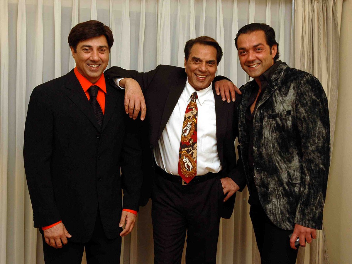 sowika71's tweet photo. ♥️Deols: He Man of the Indian cinema #Dharmendra
with his talented sons #Sunnydeol and #BobbyDeol
during #promo event of the film APNE (2007)
#FatherAndSons #family #BollywoodFlashback
@aapkadharam @iamsunnydeol @thedeol
Thanx @BombayBasanti 
@MuVyz @nika_simran https://t.co/5xTO77PEaH