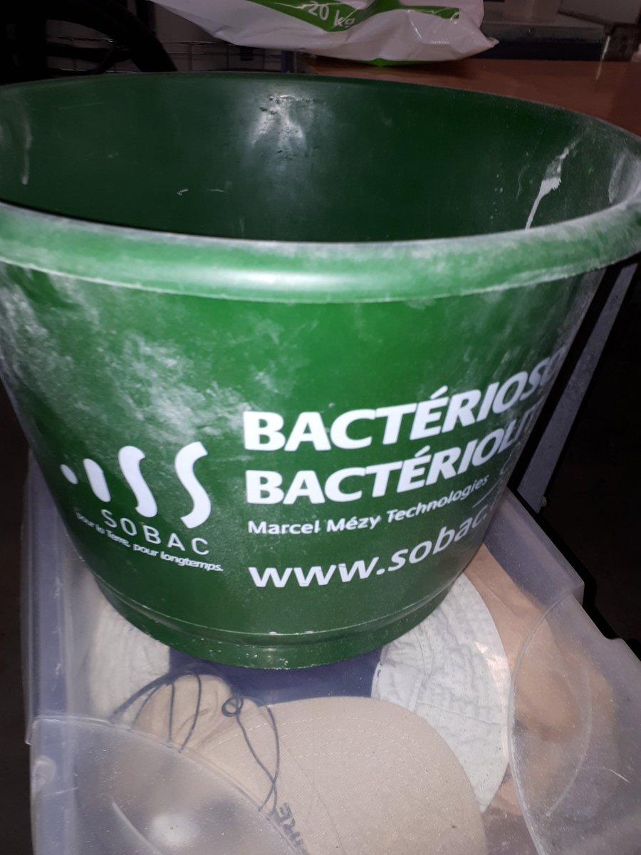 CedricetLydie's tweet photo. Épandage de 60 kg de #bacteriolit pour capter l'ammoniac qui se diffuse dans l'air et aide à la décomposition des feintes. Collègues éleveurs je vous tiens au courant 😘... https://t.co/43afcpIK2p