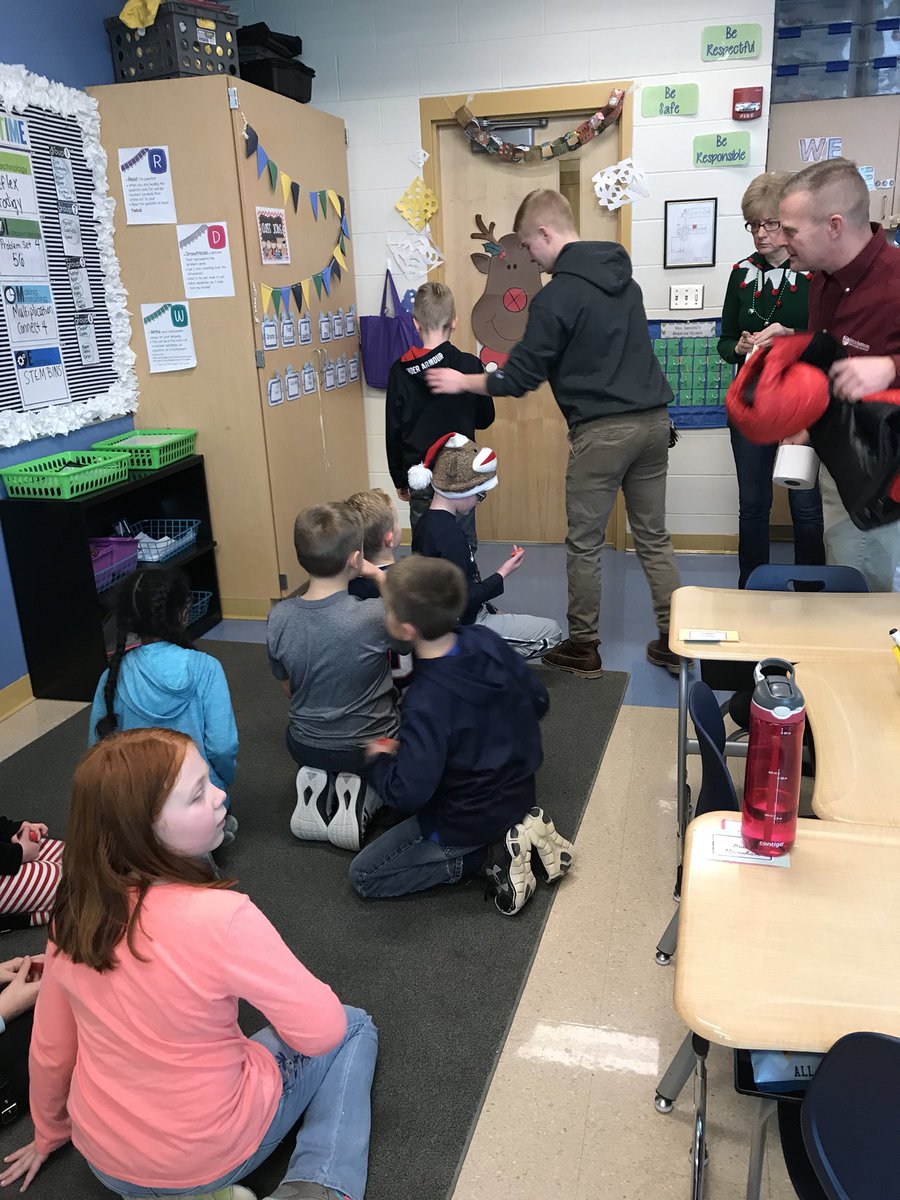 GC3rdGrade's tweet photo. We had so much fun on Holiday Craft day! Thank to to all the wonder volunteers who helped make it extra special! #bscsd https://t.co/0T22o2MmEl