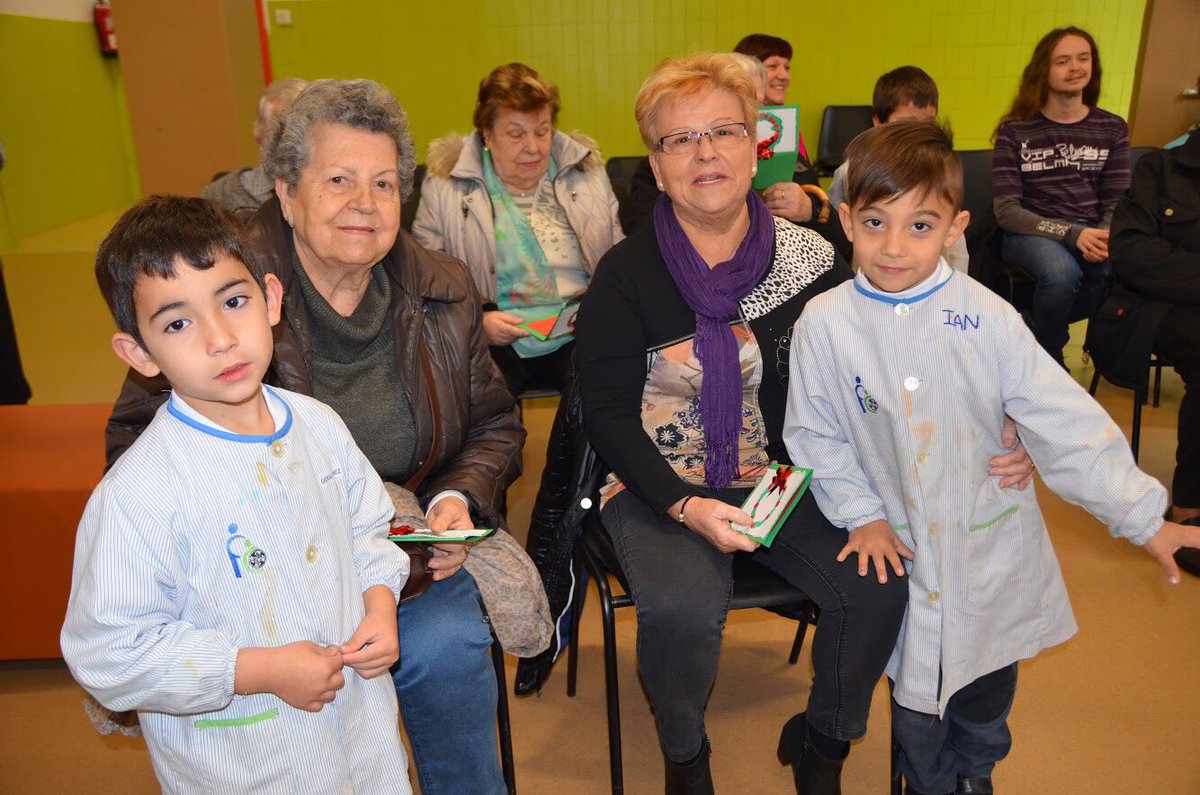 FedacLleida's tweet photo. APS: Cada any, quan arriba el Nadal, els alumnes d’EI reben als avis de l'AFALL (Associació de Familiars de malalts d'Alzheimer de Lleida)per celebrar amb ells aquestes dates tan especials. #nadal #compartir #aps #identitat #afall https://t.co/IKYqqb7Gzo
