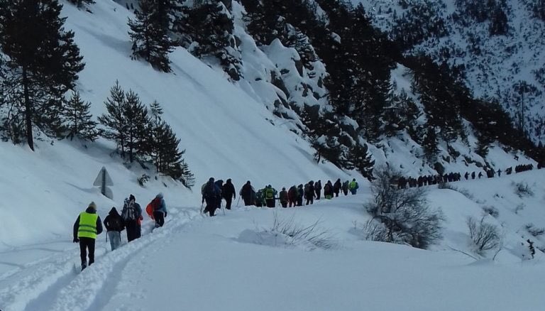 NiccoloZancan's tweet photo. In marcia nella neve. In solidarietà con i migranti che tentano di passare il confine fra Italia e Francia. #SOSAlpesSolidaires 

Quello che nessuno vede. Ma c’è. 

Foto La Cimade https://t.co/aIQhGxHgw2