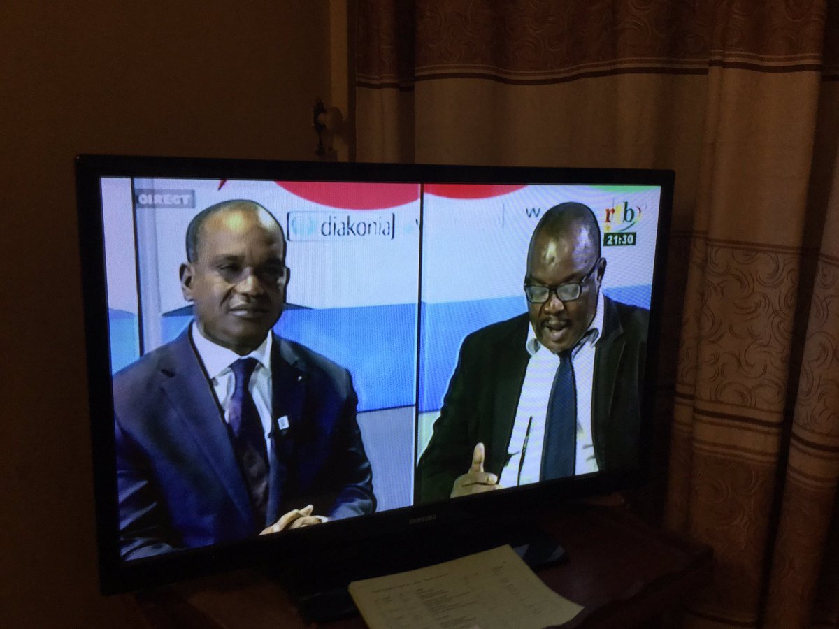 Lutheryam's tweet photo. #DialogueCitoyen @presimetrebf @BlogueursBF  citoyens questionnant Ministre @AlphaBarry20 @BurkinaMae @wikoeta @CFImedias @anticorruption https://t.co/z5mM0QPfIO