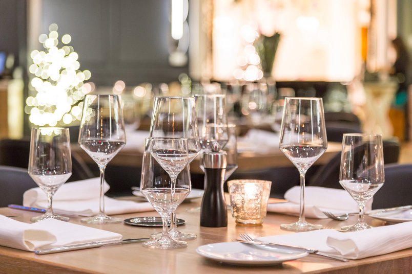 Behold, our MASSIVE guide to special #Christmas, pre-Christmas and New Year's Eve dinners ✨ ow.ly/Dypz30hkBsR  #NYE #vancouver #vaneats
