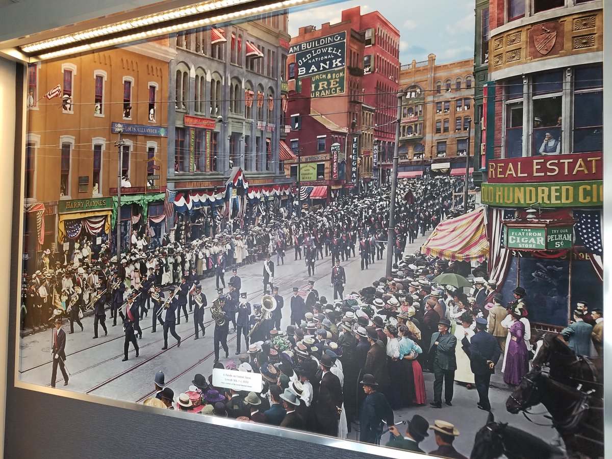 Great to stumble upon #Lowell history in unexpected places like at the <a href="/TDBank_US/">TD Bank</a> branch on Westford Street.   A nice wall-sized colorized mural of late 19th century Central Street downtown from a photo in the collections of the Lowell Historical Society.  #preservation