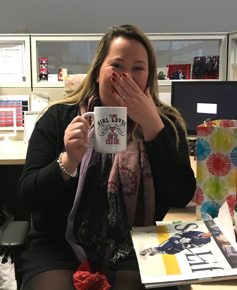 TheMacRanter's tweet photo. When you buy your good friend a signed photo and custom made mug, for Xmas 🎅🏻 of her hockey crush @richclune 😍 I couldn’t find a signed jersey! She’d die to have one of those! #TorontoMapleLeafs #RichClune #Crush #NailedIt #GoLeafsGo https://t.co/Mib40YuRkk