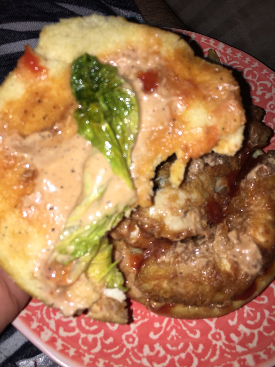 Calixto18's tweet photo. Asked for lettuce and tomato on my @Raising_Canes chicken sandwhich.. no tomato, and some lettuce, I guess? #smh #youcandobetter https://t.co/EUh8thDHDw
