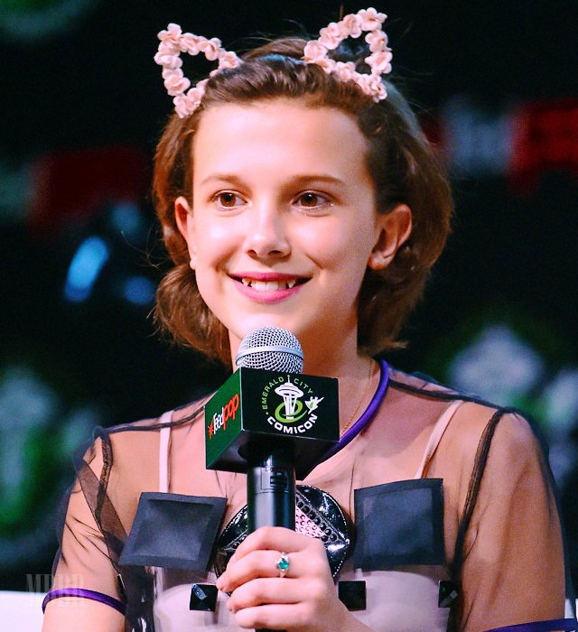 milliebbrownbrs's tweet photo. 💫 Millie Bobby Brown com orelhas de gatinho aprecciation tweet 💫 https://t.co/WcSgaCDtev