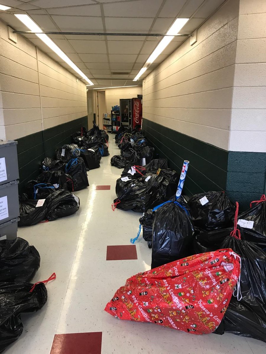 GES_Bobcats's tweet photo. 99 families have received assistance with gifts and food this holiday season from the staff, families, and stakeholders of GES!!!  Food boxes were donated by an anonymous source.  HUGE thank you to OUR angel, Ms. Beth Scott for organizing this project.  #WeAreRCSTN  #GES https://t.co/pR33QimMSz