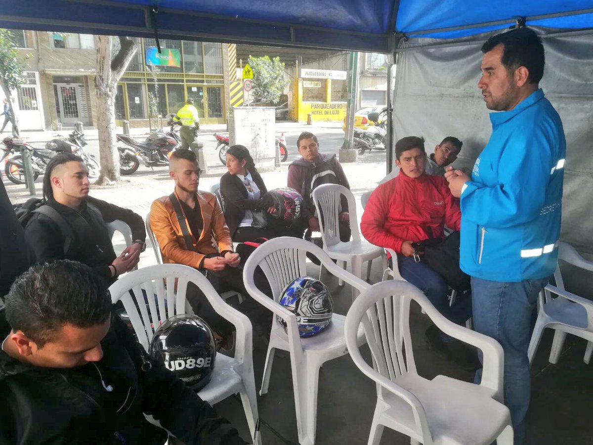 ⭕️Nuestra prioridad es salvar vidas, por eso continuamos con la campaña ‘Abrocha tu casco’ en diferentes zonas de Bogotá para recordarle a los motociclistas 🛵 la importancia de usar este elemento de protección correctamente.

📍Cll23 - Cr13

#VisiónCeroBOG #PlanMotociclistas