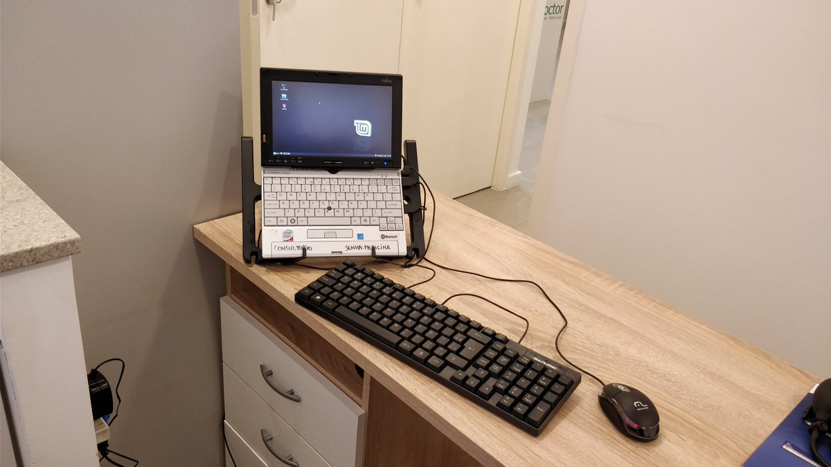 Chapermann's tweet photo. @freehealthio computer recicled at the medical office. Running #LinuxMint18 and Free medical records. Under $50,00 https://t.co/8HgHw33Z49