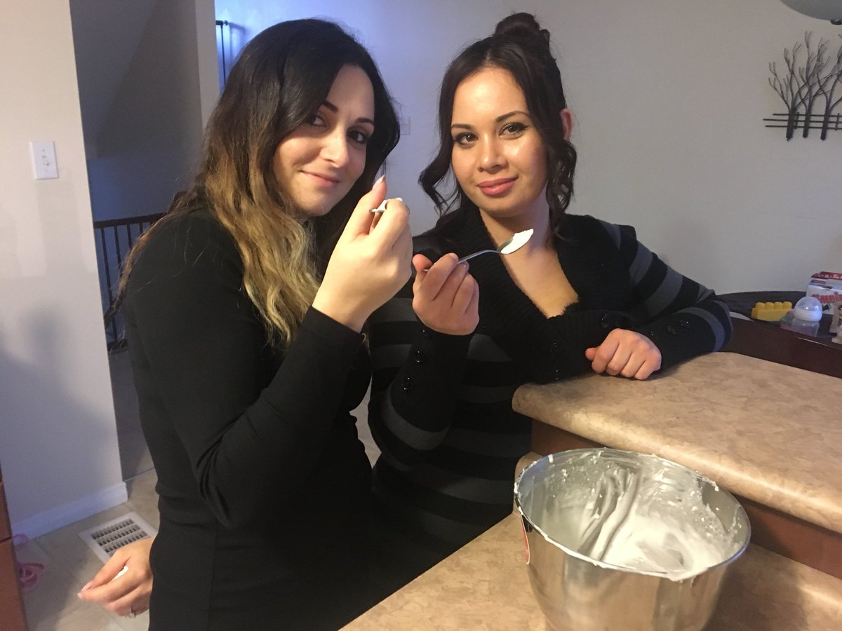 PlatesClean's tweet photo. My friends are finishing the creamy #cheesecake mix #homemade #dessert #SOYummy #MustTryIt https://t.co/j6dXxvSINw