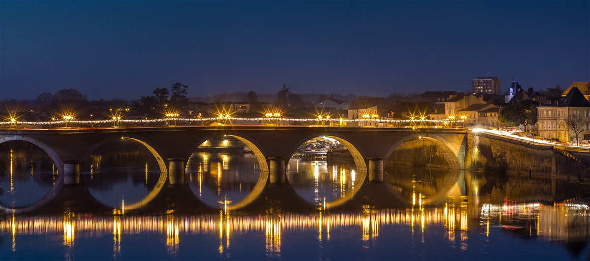VallejoOlivier's tweet photo. Je vous souhaite une belle soirée sur cette  photo du pont vieux de Bergerac et ses illuminations de Noël se  reflétant dans la Dordogne 😊🌃. @VilledeBergerac @SO_Dordogne @Bleu_Perigord @FranceTourisme_ @lifefrance @JaimelaFrance_ #dordogne #bergerac https://t.co/f11Ks1CyQ2