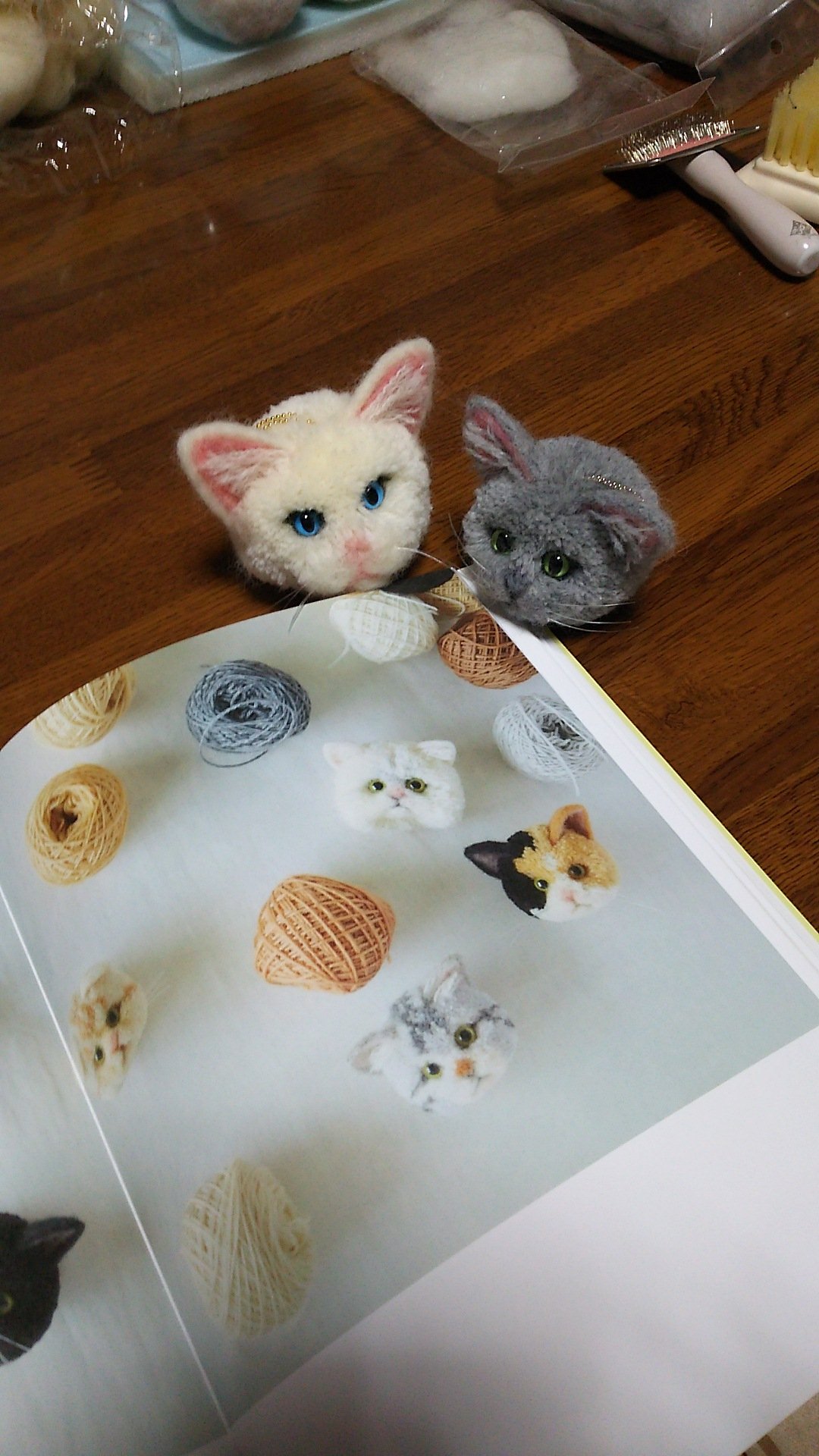 Saya Trikotri222 さんの 猫ぽんぽんの本が届いたので 早速 ェ ２にゃんだけ作ってみました 他にも茶トラや三毛色の毛糸も揃えたのですが それは年明けまで我慢します 作りかけの羊毛フェルトも あと２体残ってますが 今年じゅうに仕上がるかしらん