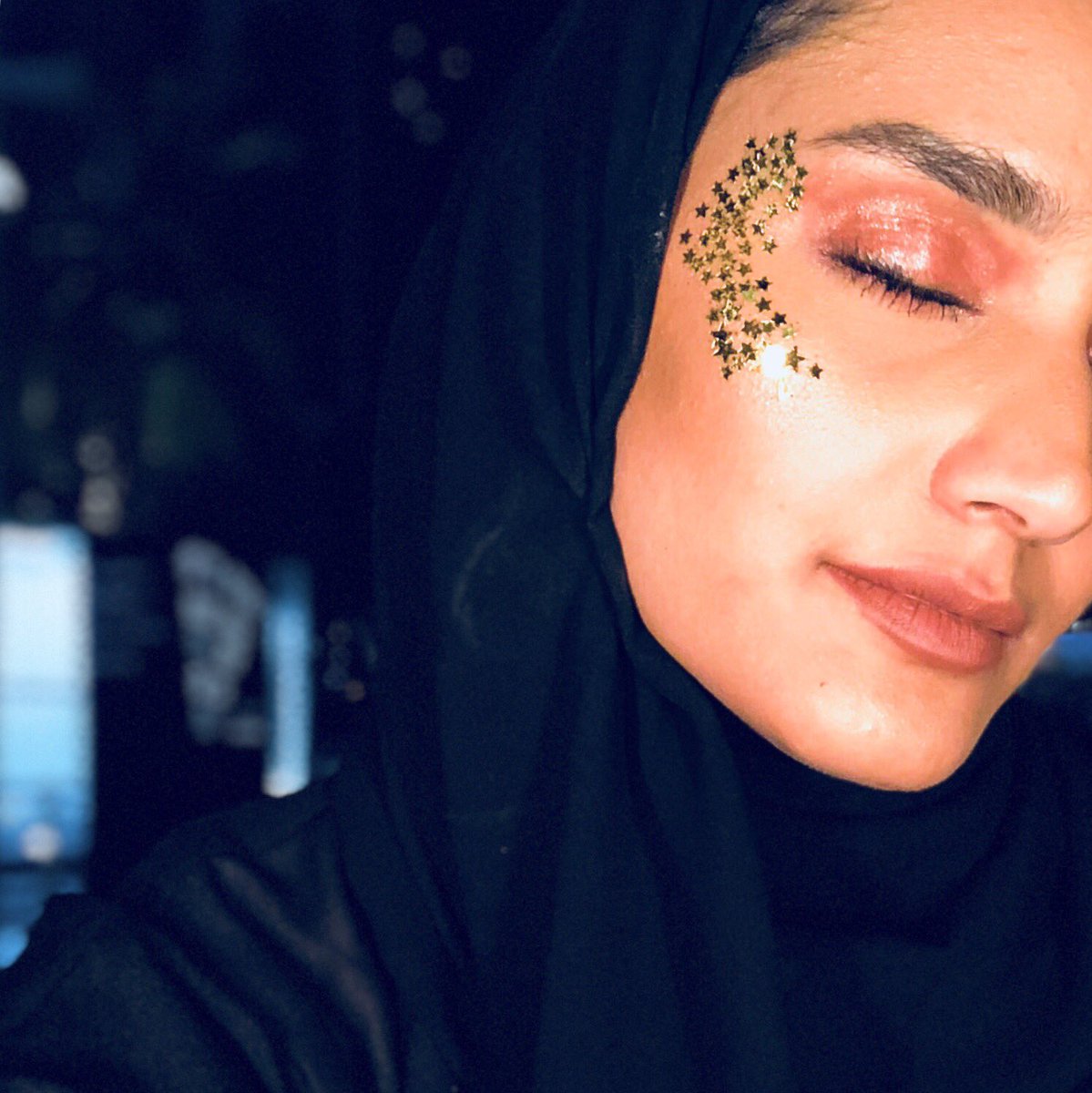 Mthayel's tweet photo. "قلبُها ذلكَ الذي تُخفي به آلافَ النجوم، لم يعد يَسَعُك." https://t.co/O3zB6KphQ4