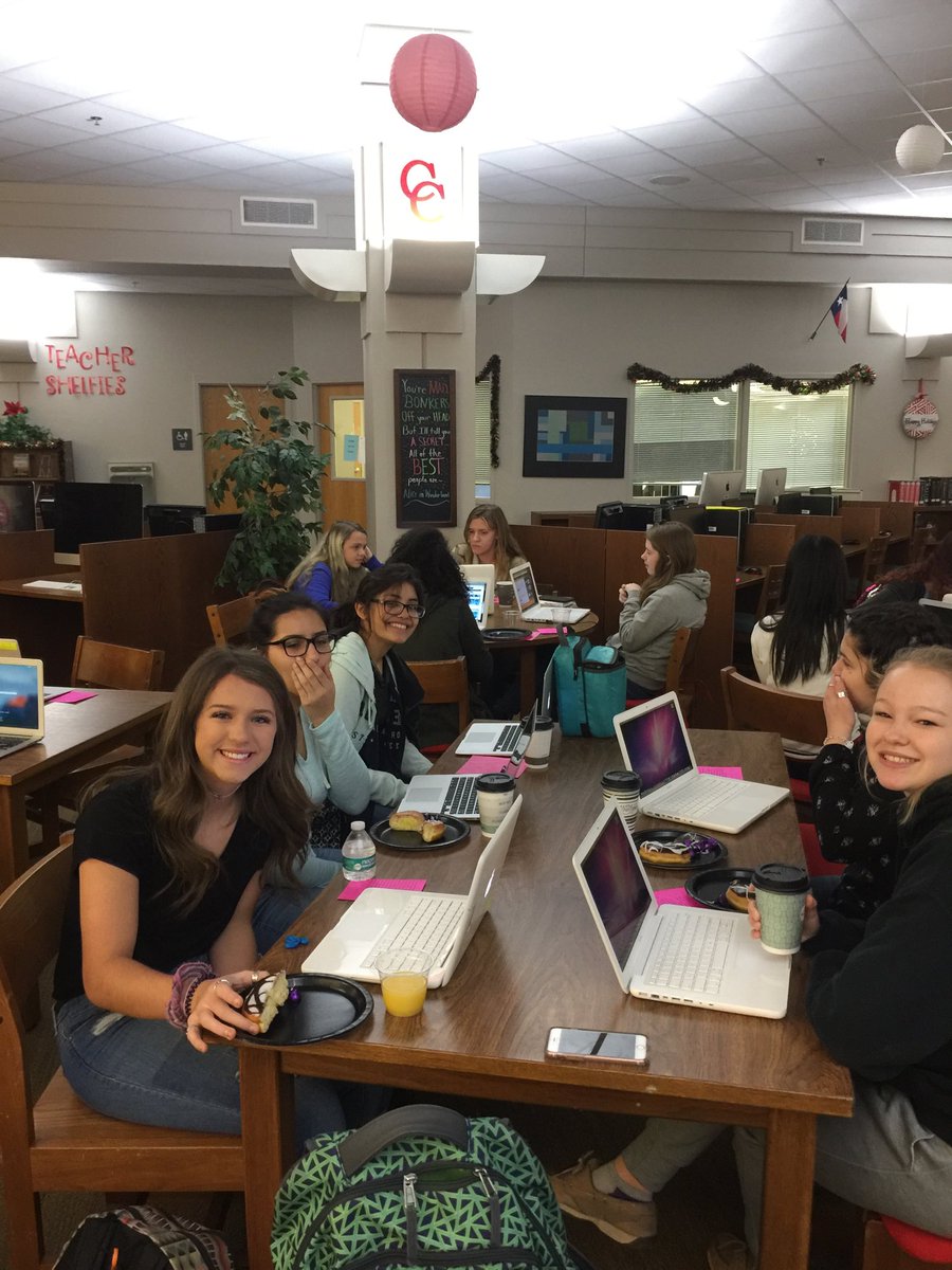 gocougarsread's tweet image. One of the most memorable of the year will be the Girls Hour Of Code where we quadrupled our # from last year!#12DaysOHTwitter #HourOfCode2017