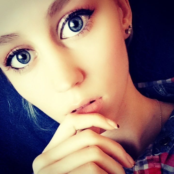 unsigned_art's tweet photo. Trying to learn how to do my own eyeshadow XP I think it looks pretty good today https://t.co/61ePdkxgtu