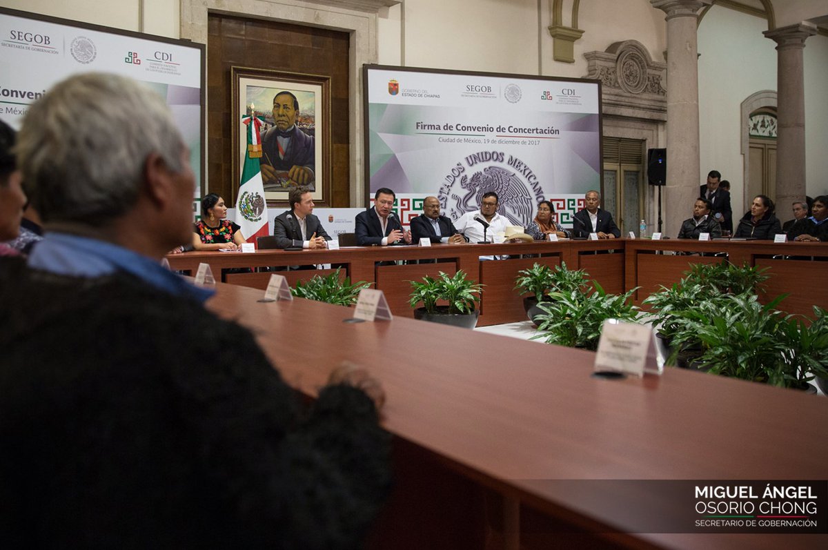 osoriochong's tweet photo. Hoy gracias al diálogo y la conciliación, junto con el Gobernador @VelascoM_ y la @CDI_mx, logramos poner fin a un conflicto de más de 40 años entre comunidades del estado de Chiapas, dando tranquilidad y certeza a 254 familias tzotziles y tzeltales. https://t.co/S4FpGePvPF