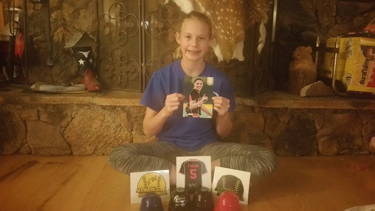 kelsieadams2022's tweet photo. Got a huge surprise today in the mail. Thank You so much Nate for supporting me and fast pitch softball.
@StriveSoftball 
#natethegreat
#supportnpf https://t.co/CkEiYDAHe8