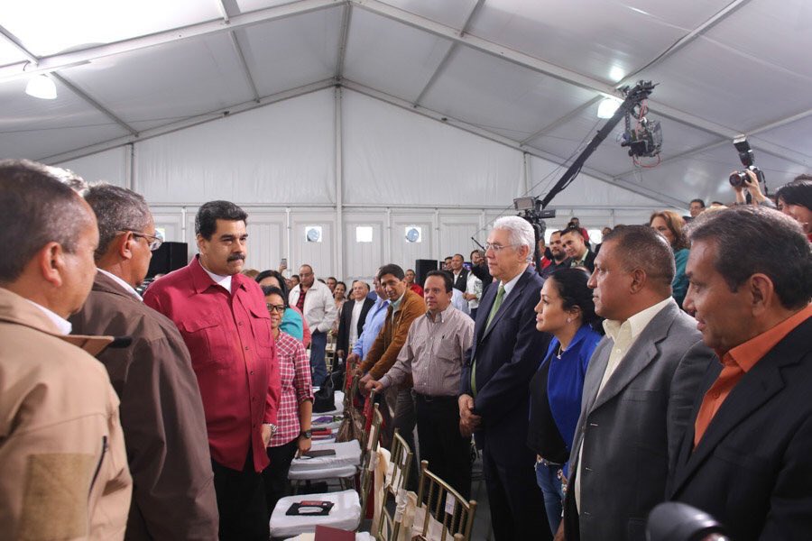 RMarcoTorres's tweet image. Nuestro presidente @NicolasMaduro se incorpora al Taller de Planificación del Sistema de Gobierno Territorial con la participación de los 335 alcaldes y los 23 gobernadores de la Patria #DiciembreDePaz