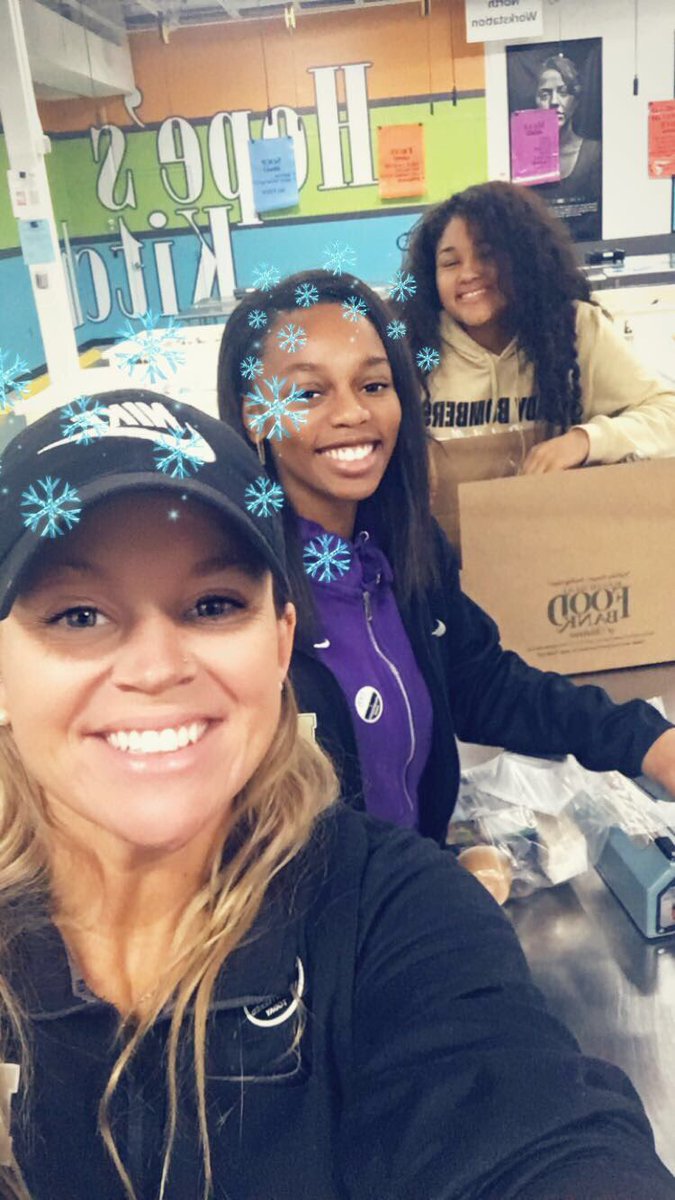 ladybombers2's tweet photo. Lady Bombers served their community today at the Regional Food Bank! #GID #3.5hours @MWC_Beacon @MidDelPrograms @middelnews https://t.co/fIUI2GaDty