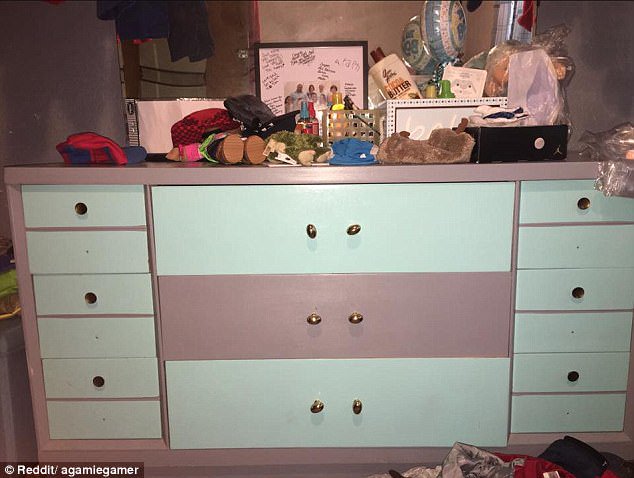 smartwomancoach's tweet photo. Pink and whiteโฆ or blue and grey? Internet users are divided over the colour of this chest of drawers โ so what do YOU see?
I see PINK & BLUE...lol
#colourcombinations #colour #colours #retina #lightsensitive #surroundingcolours #brain #brainprocessing https://t.co/wOYNhxfS8G