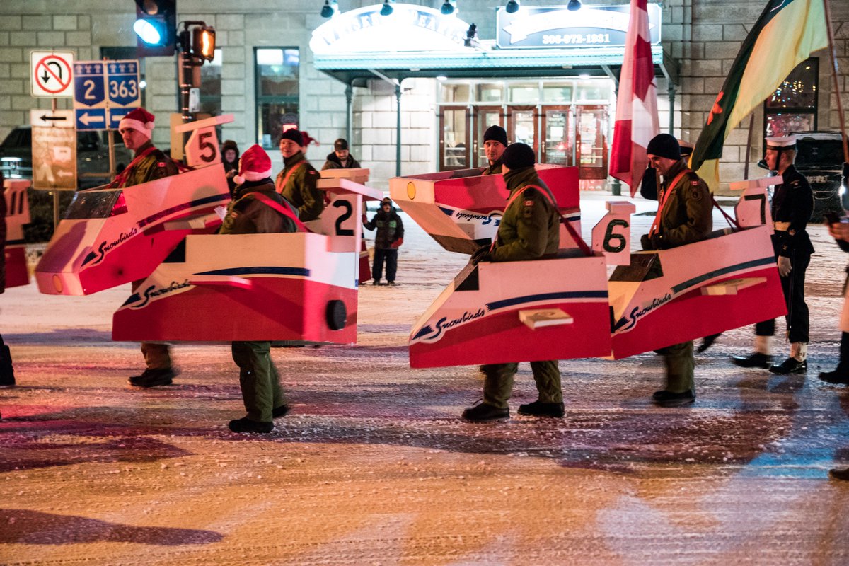 RCAF_ARC's tweet photo. Spreading some holiday cheer from the @CFSnowbirds! 
431 Squadron, #CFSnowbirds, joined in the annual #Christmas parade earlier this month in their home town of Moose Jaw, SK. #RCAF https://t.co/fgqBIBP4Ae