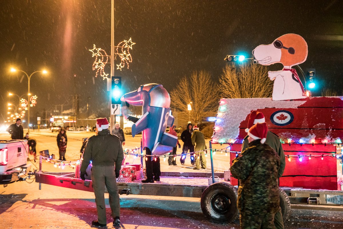 RCAF_ARC's tweet photo. Spreading some holiday cheer from the @CFSnowbirds! 
431 Squadron, #CFSnowbirds, joined in the annual #Christmas parade earlier this month in their home town of Moose Jaw, SK. #RCAF https://t.co/fgqBIBP4Ae