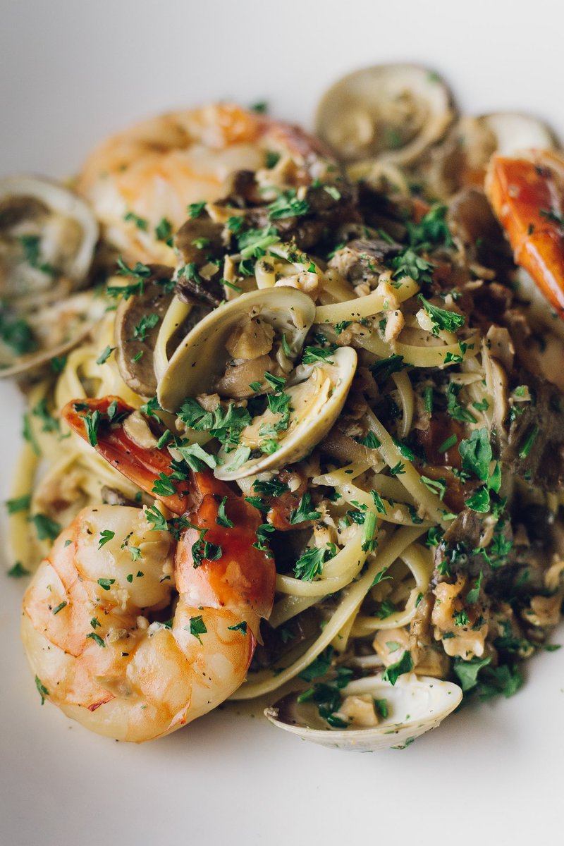 Blessing your timeline with the Linguine Mare Monti 🍤🍽 Jumbo shrimp and clams with mushroom and tomato tossed in a white wine olive oil butter sauce.