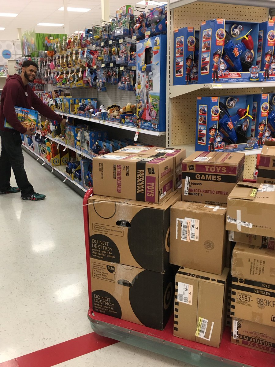 Justin keeping toys full and zoned! #SantasHelper #6daysToChristmas <a href="/EmilyKruki/">Emily Kruki</a> <a href="/KellySakai1/">Kelly Pergram</a> <a href="/rickd0055/">Rick Dengelegi</a> @ContrucciJoe