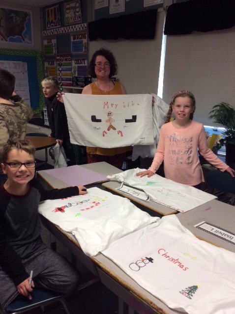sbest_19's tweet photo. Fourth grade students designing Holiday pillow cases for the Ann Arbor Veteran´s Hospital.  Big thanks for Patty Schafer for organizing and delivering!  @TEPrincipal @aj_hartley1  #WeAreFenton https://t.co/hTAVVj6ZvW